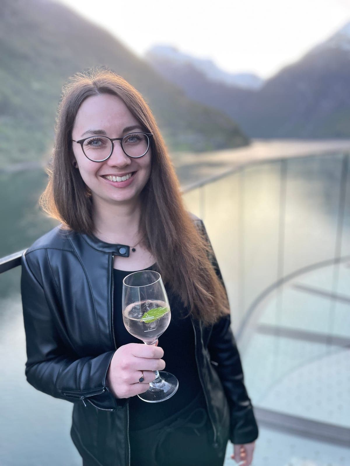 Katharina auf einer Terrasse mit Fjord-Blick